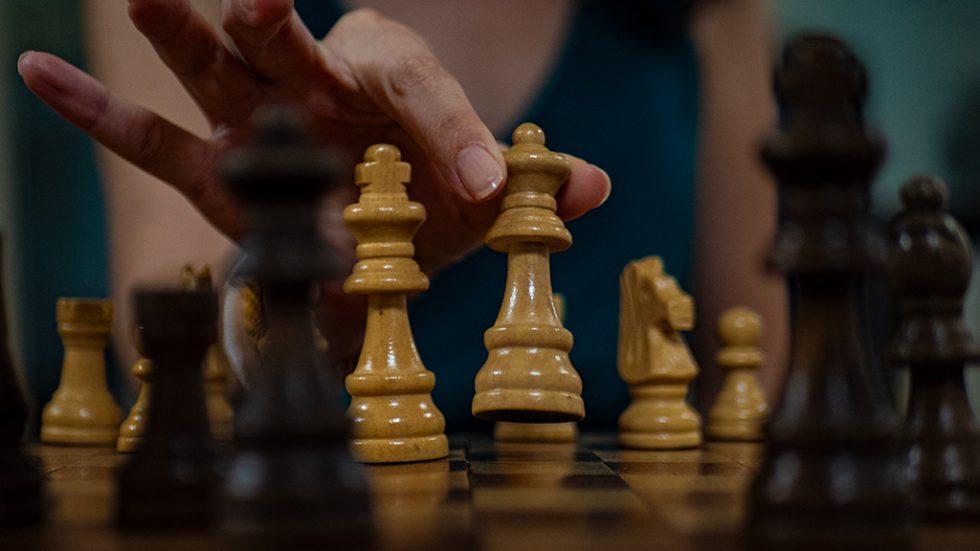 Illustration d'une femme qui joue aux échecs