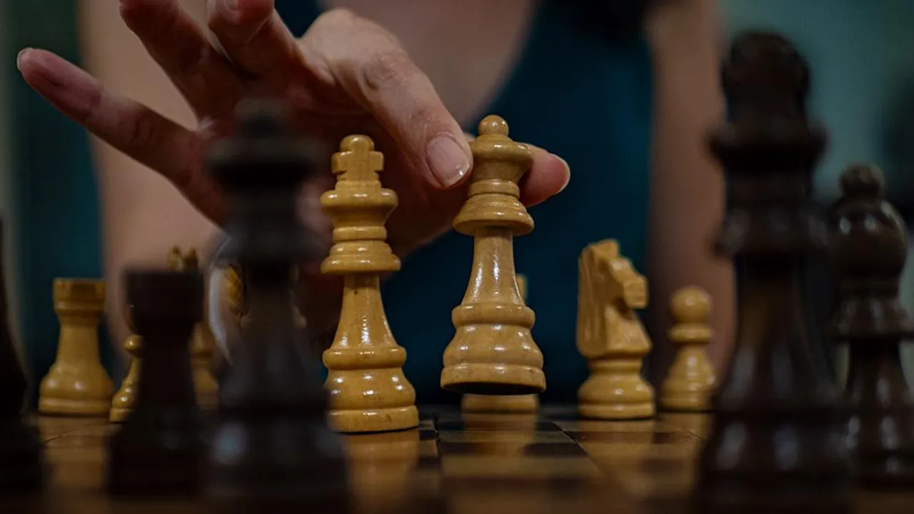 Echecs Illustration d'une femme qui joue aux échecs