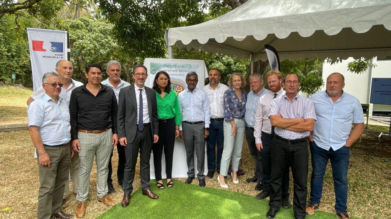 Signature du plan pour la souveraineté alimentaire de La Réunion Le préfet et les acteurs des secteurs agroalimentaires signe un plan pour la souveraineté alimentaire.