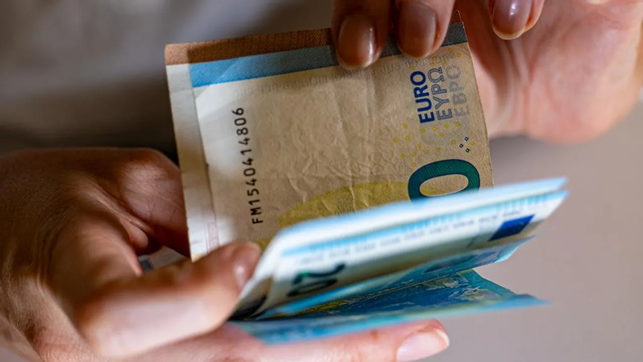 Argent_Billet._6 Des billets de banque tenus dans des mains