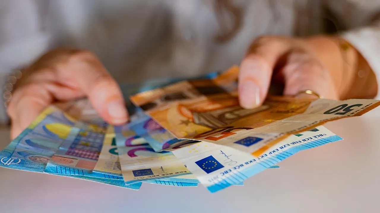 Argent_Billet Des billets de banque tenus dans des mains