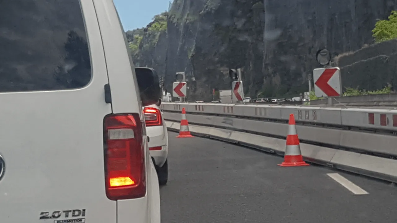 Embouteillages à la sortie ouest de Saint-Denis sur la route du Littoral