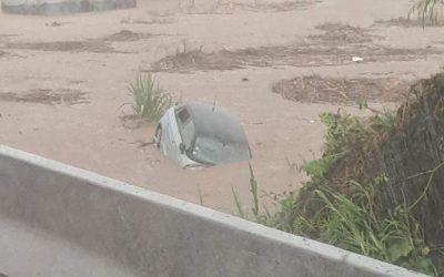 Inondations à Sainte-Suzanne : Une voiture piégée par les eaux