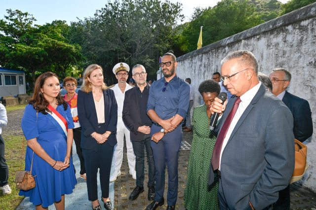 La présidente de l’Assemblée Nationale Yael Braun-Pivet est en visite pour deux jour à l'ile de la Reunion. Elle a visite ce mardi le site du Lazaret de la Grande Chaloupe à La Possession, lieu de transit des engagés . Une visite qui constitue une première pour une personnalité de ce rang lors d’un voyage officiel.