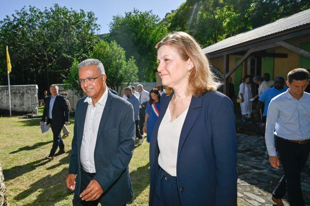 La présidente de l’Assemblée Nationale Yael Braun-Pivet est en visite pour deux jour à l'ile de la Reunion. Elle a visite ce mardi le site du Lazaret de la Grande Chaloupe à La Possession, lieu de transit des engagés . Une visite qui constitue une première pour une personnalité de ce rang lors d’un voyage officiel.