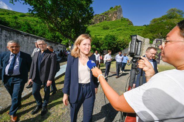 La présidente de l’Assemblée Nationale Yael Braun-Pivet est en visite pour deux jour à l'ile de la Reunion. Elle a visite ce mardi le site du Lazaret de la Grande Chaloupe à La Possession, lieu de transit des engagés . Une visite qui constitue une première pour une personnalité de ce rang lors d’un voyage officiel.