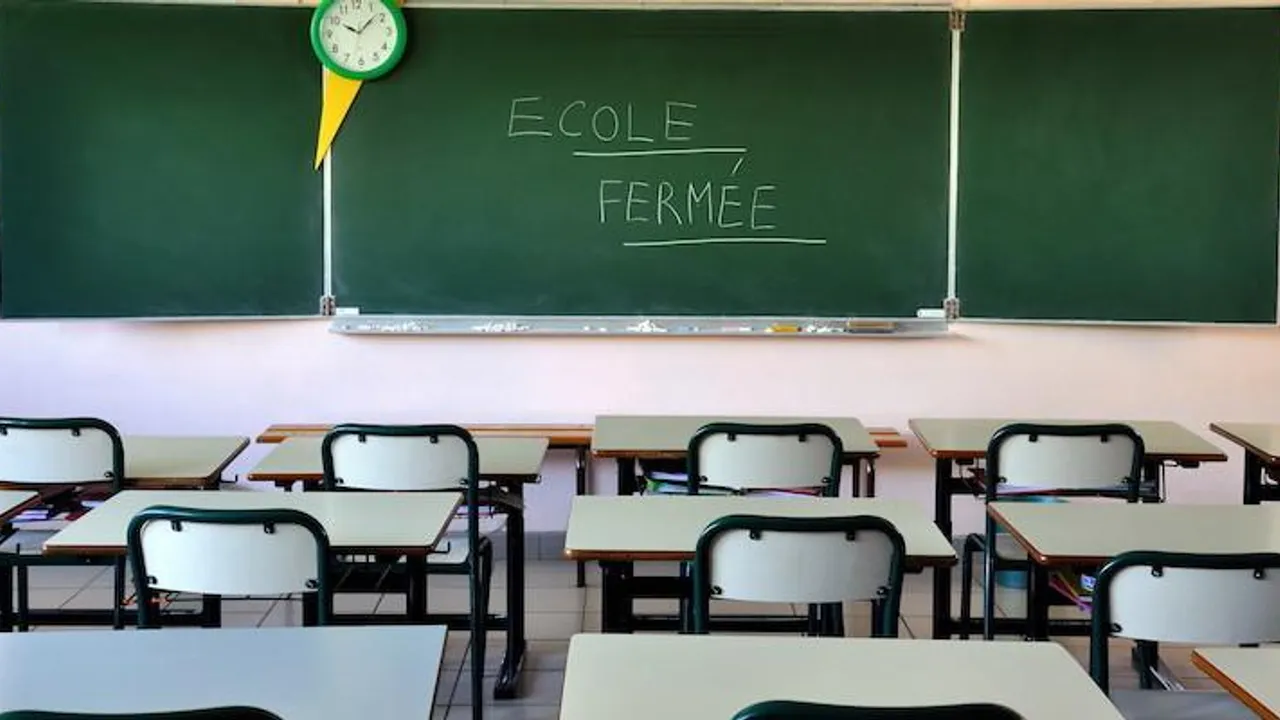 Salle de classe vide.