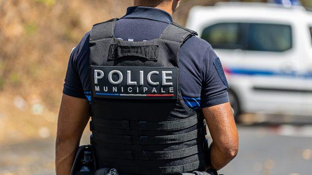 Policier municipal en intervention