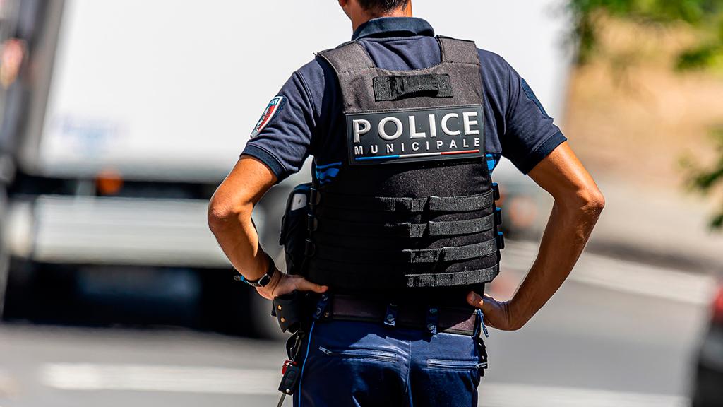 Policier municipal en intervention