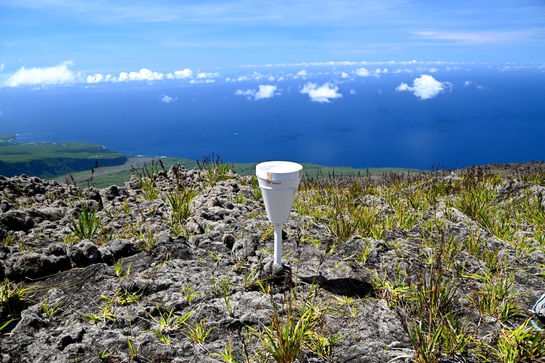 MétéoR Indian Ocean sta installando un pluviometro sul vulcano