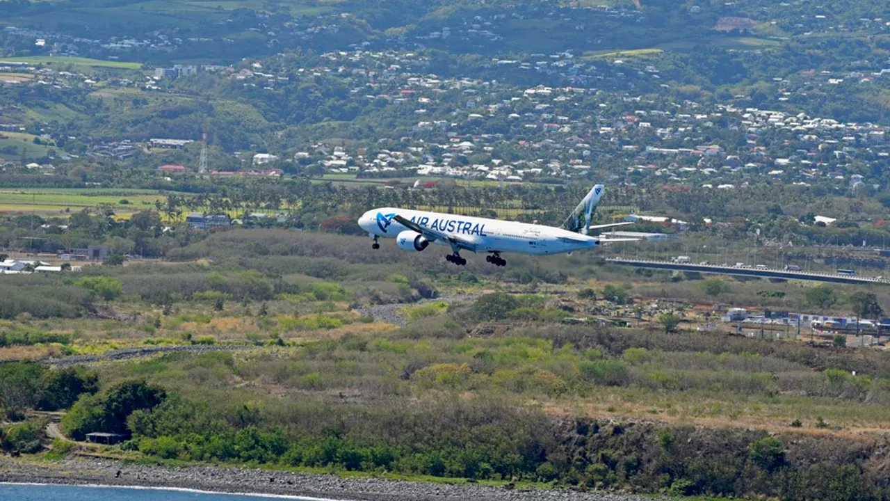 7215257-11075013 Air Austral, Paris