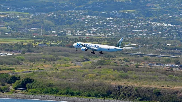 7215257-11075013 Air Austral, Paris