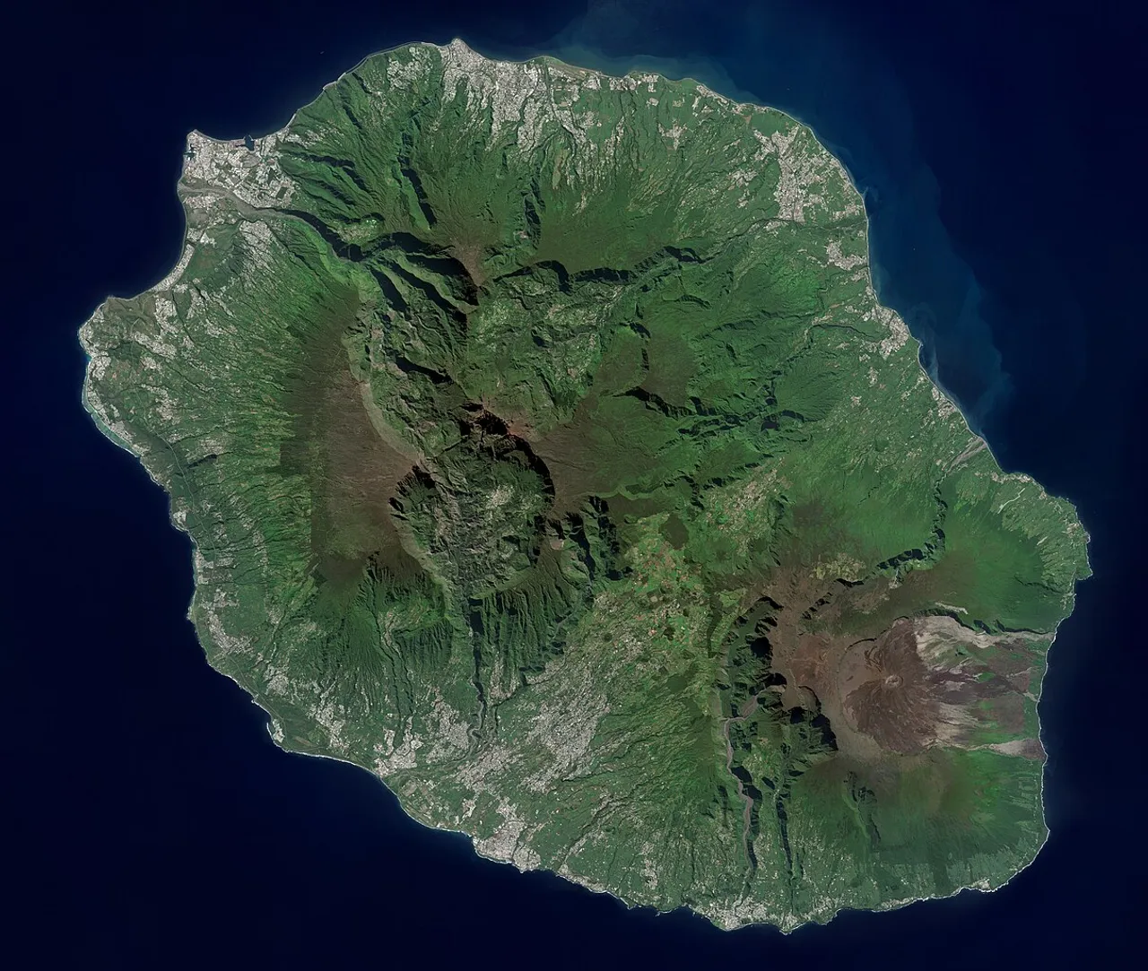 L'ile de la Reunion dans l'ocean indien, vue par le satellite Sentinel 2.