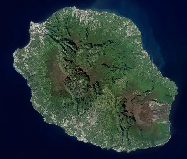 L'ile de la Reunion dans l'ocean indien, vue par le satellite Sentinel 2.