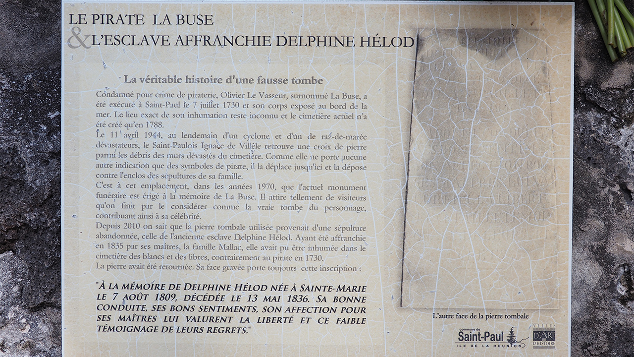 Une plaque réhabilitant Delphine Hélod a été posée près de la fausse tombe de La Buse.