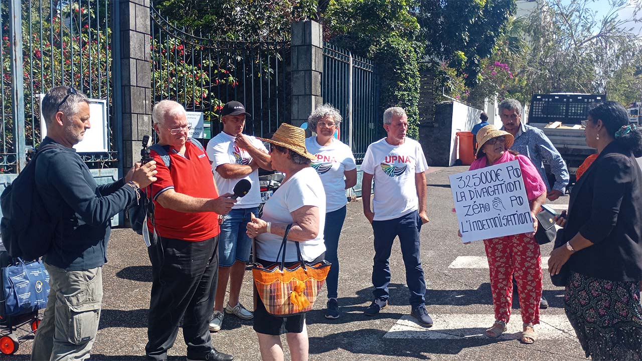 Mobilisation d'agriculteurs devant la sous-préfecture de Saint-Pierre