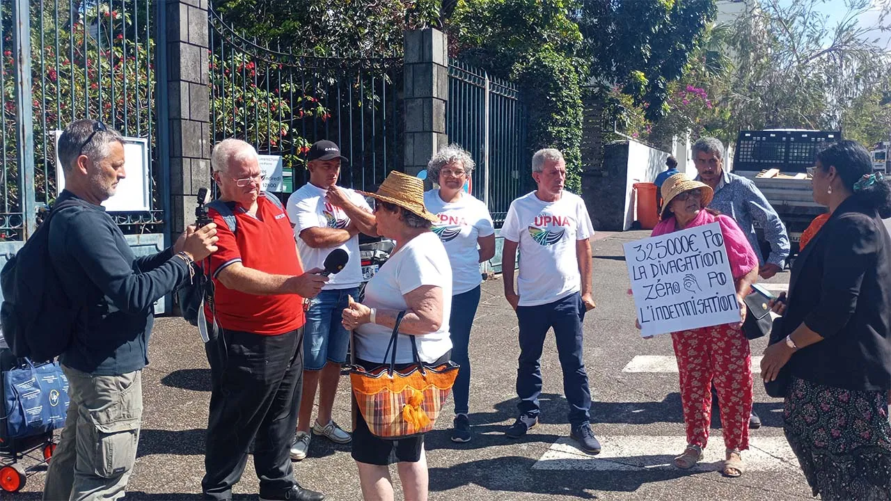 Mobilisation d'agriculteurs devant la sous-préfecture de Saint-Pierre