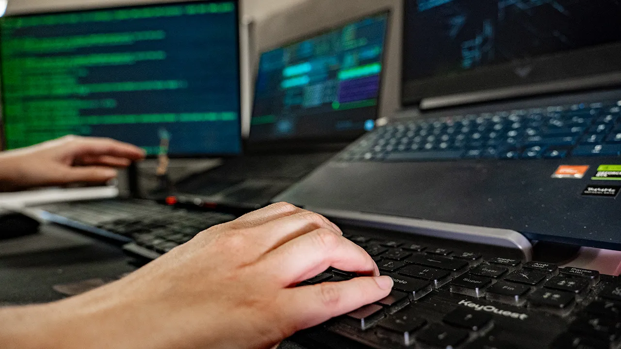 Pirate_Informatique_Ordinateur_Hacker_2