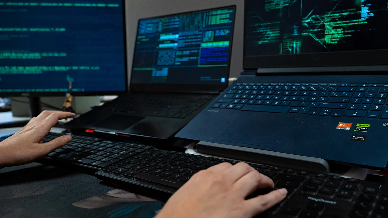 Pirate_Informatique_Ordinateur_Hacker_5 cyberattaque - hackers