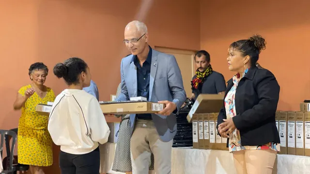 Distribution ordi PDP Distribution d'ordinateurs à la Plaine des Palmistes.