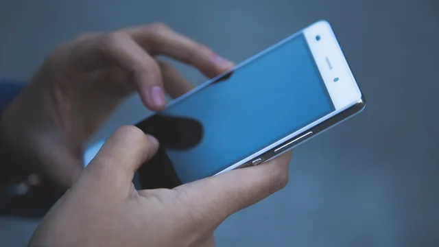 mains téléphone Harcèlement scolaire