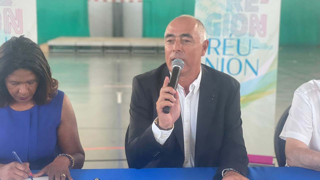 Le proviseur du lycée a animé la conférence de présentation, en présence du sous-préfet de l'ouest, de la mairie de Saint-Benoit et d'un représentant des parents d'élèves