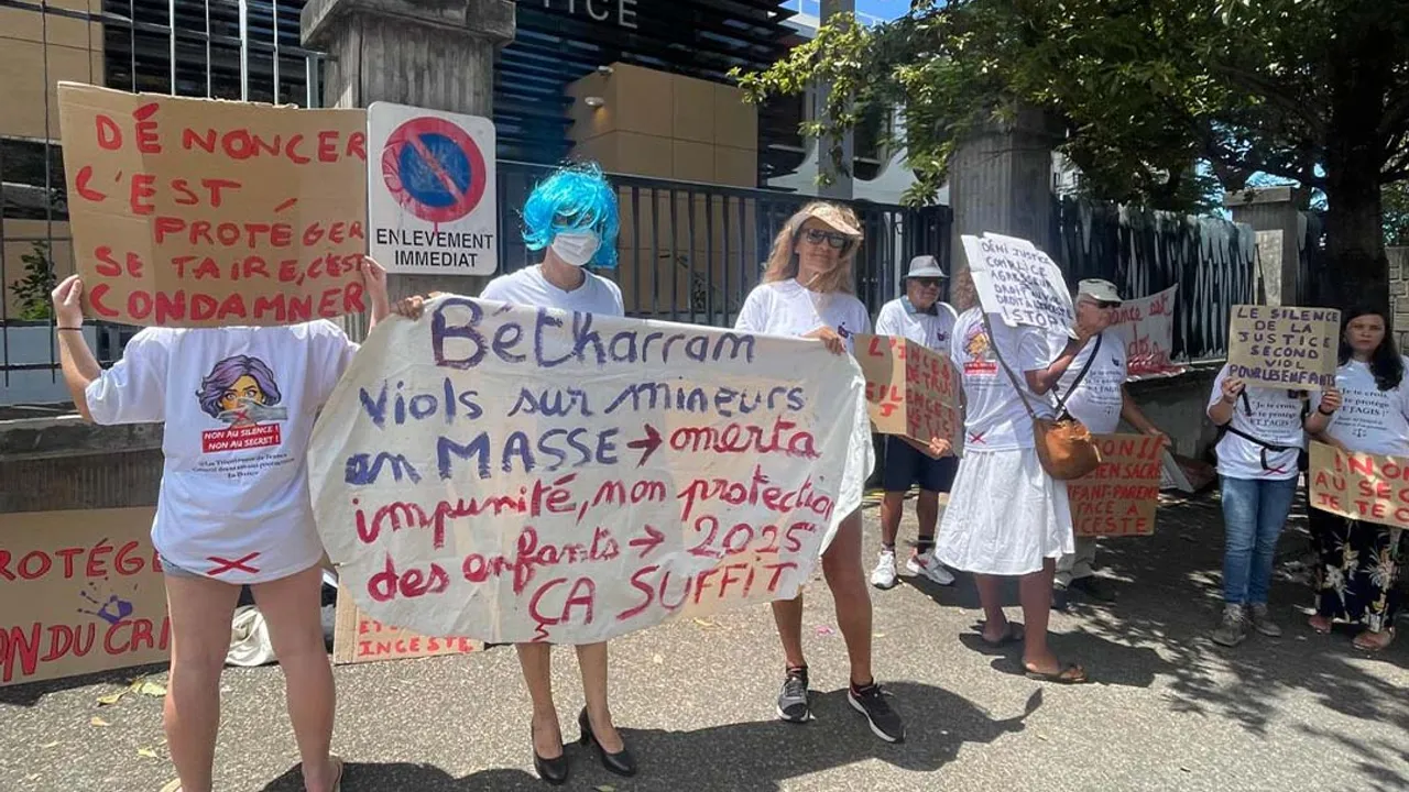 NousToutes974 Manifestation contre l'inceste devant le tribunal de Saint-Pierre