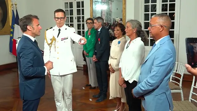Macron-distinction