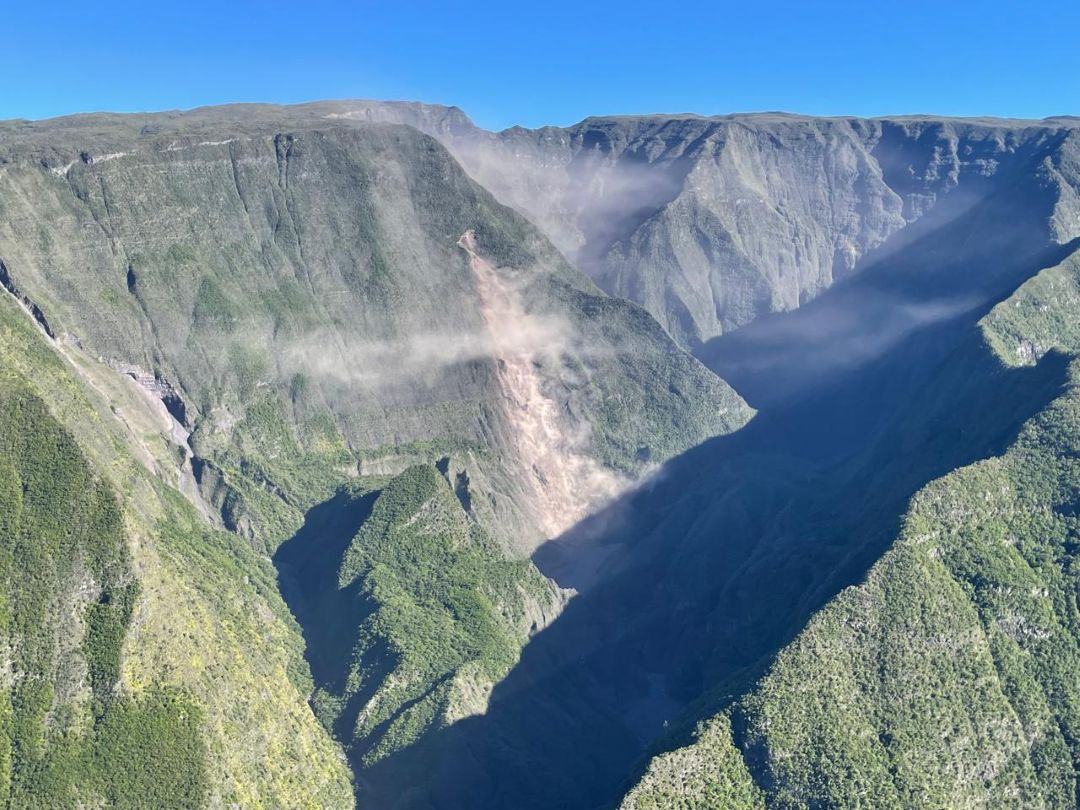 Eboulement spectaculaire à Grand Bassin