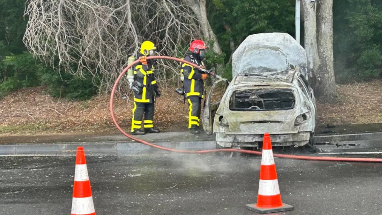 voiture feu étang salé voiture feu étang-salé