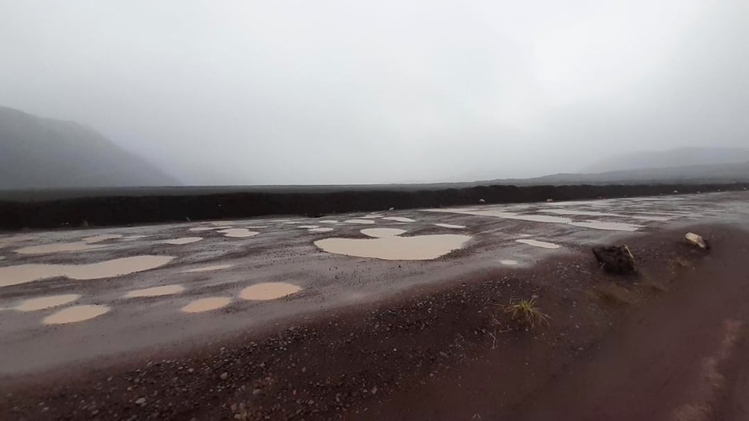 Nids de poule sur la route du Volcan