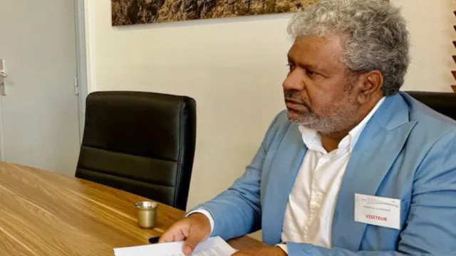 Jean-Hugues Ratenon en visite au parquet de Saint-Denis.