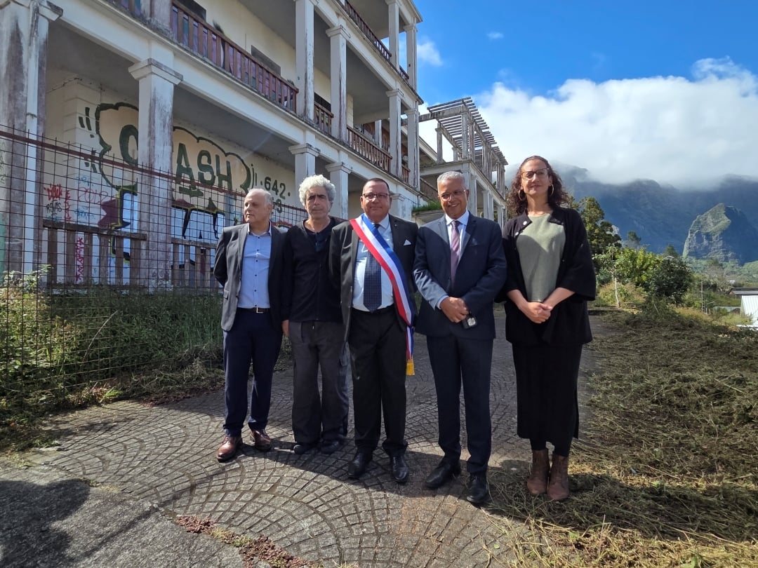 Elus et promoteurs au chevet de l'hôtel des Thermes à Cilaos.