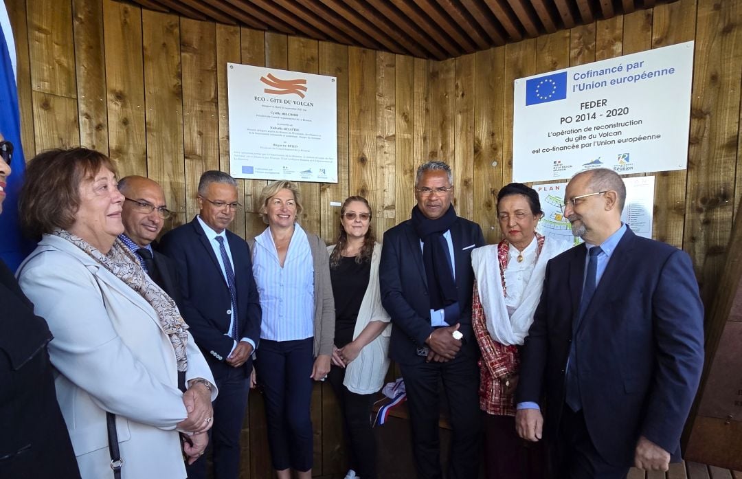 La ministre déléguée au Tourisme Nathalie Delattre inaugure l'écogîte du volcan.