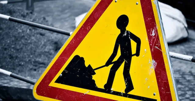 paneau de travaux sur la route,chantier en cours,scurit
