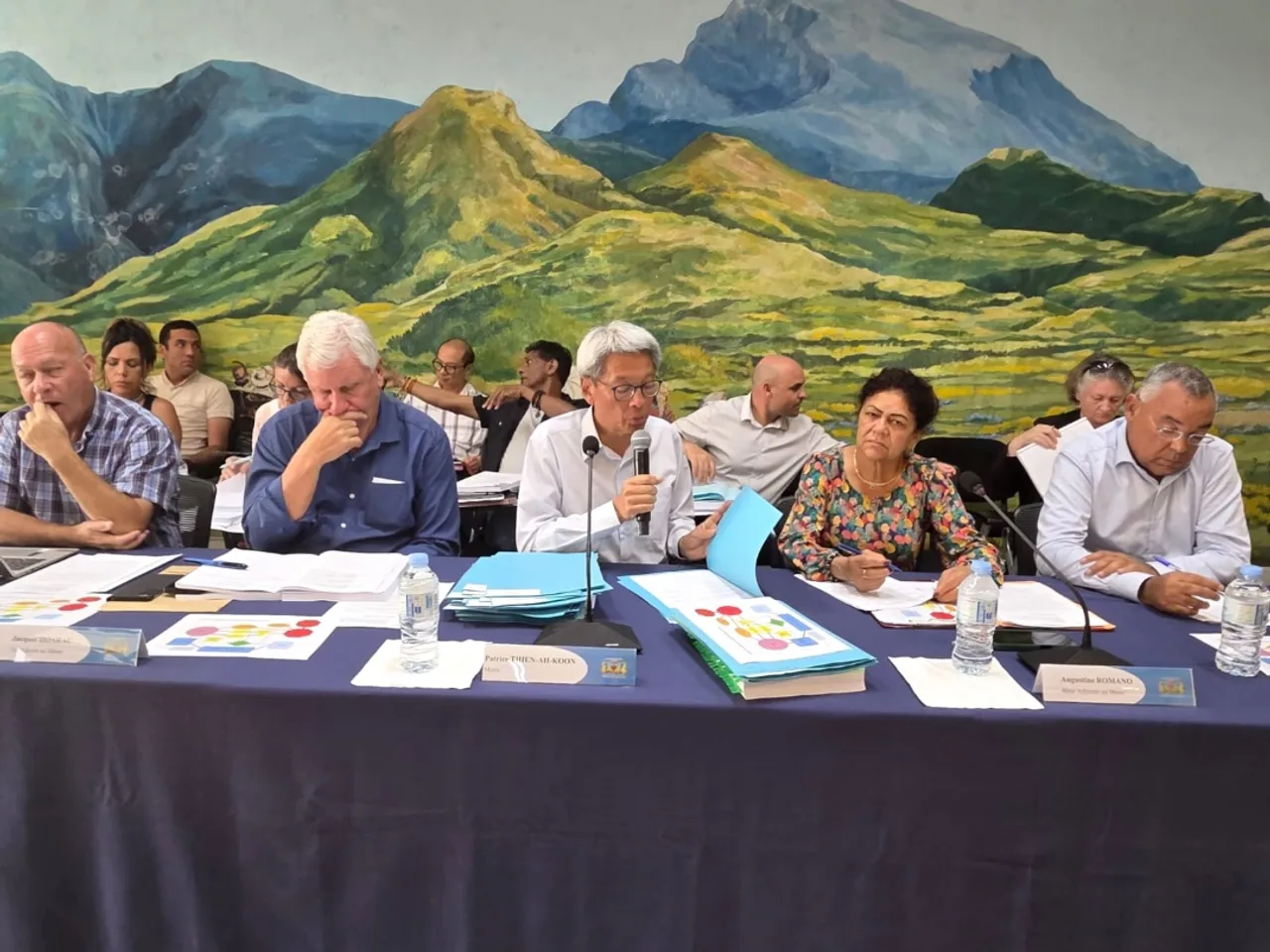 Échanges houleux entre Patrice Thien Ah Koon et Nathalie Bassire au conseil municipal.