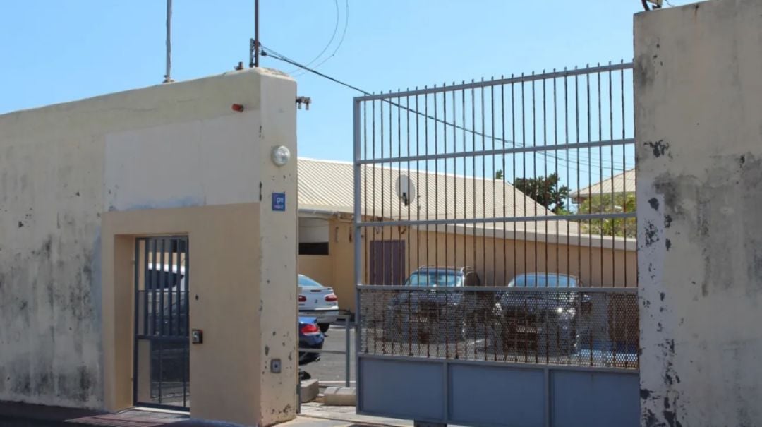 Condamné à plus de trois ans de prison ferme, le jeune homme a tenté de s'évader à son arrivée à la prison de Saint-Pierre.