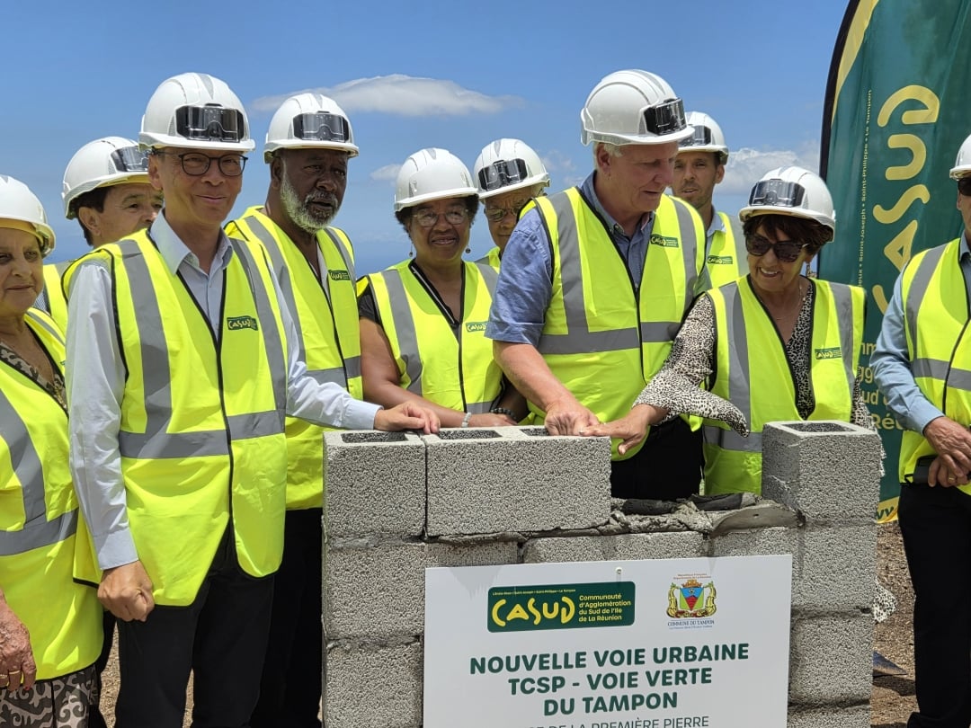 Pose de la première pierre de la voie urbaine du Tampon.
