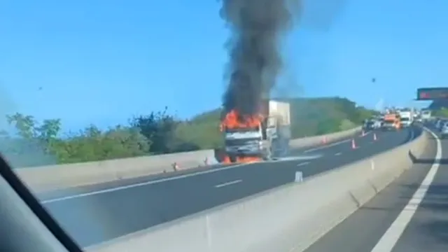 camion feu route des tamarins