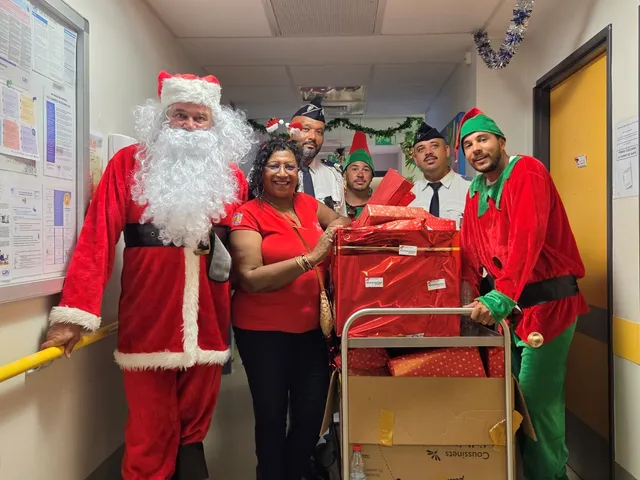 Noël police et Symbiose médical Le Père Noël accompagné de ses lutins policiers.