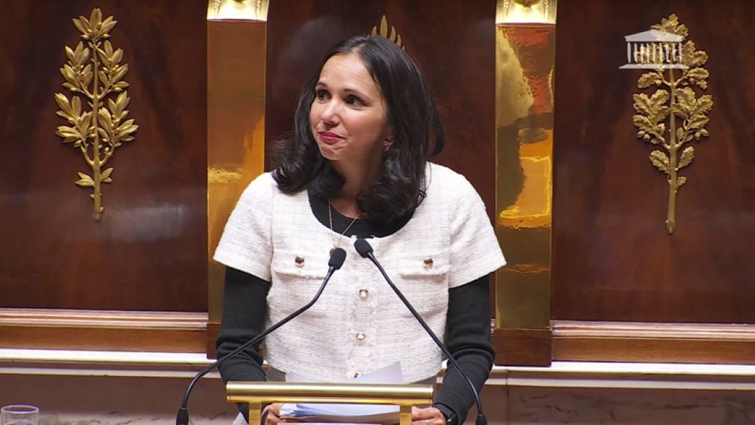 La députée Karine Lebon devant l'hémicycle.