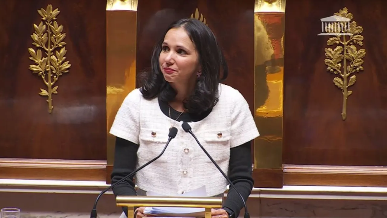 La députée Karine Lebon devant l'hémicycle.