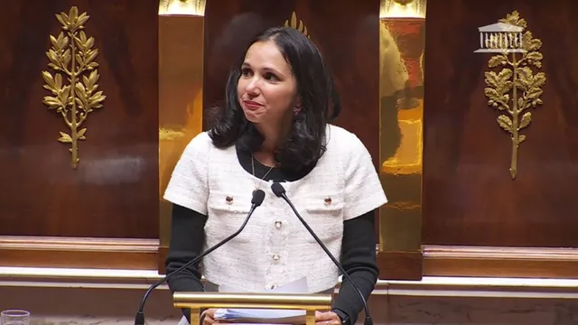 La députée Karine Lebon devant l'hémicycle.