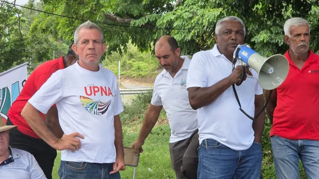 UPNA CGPER Les planteurs devant le siège de Téréos pour des retards de paiement.