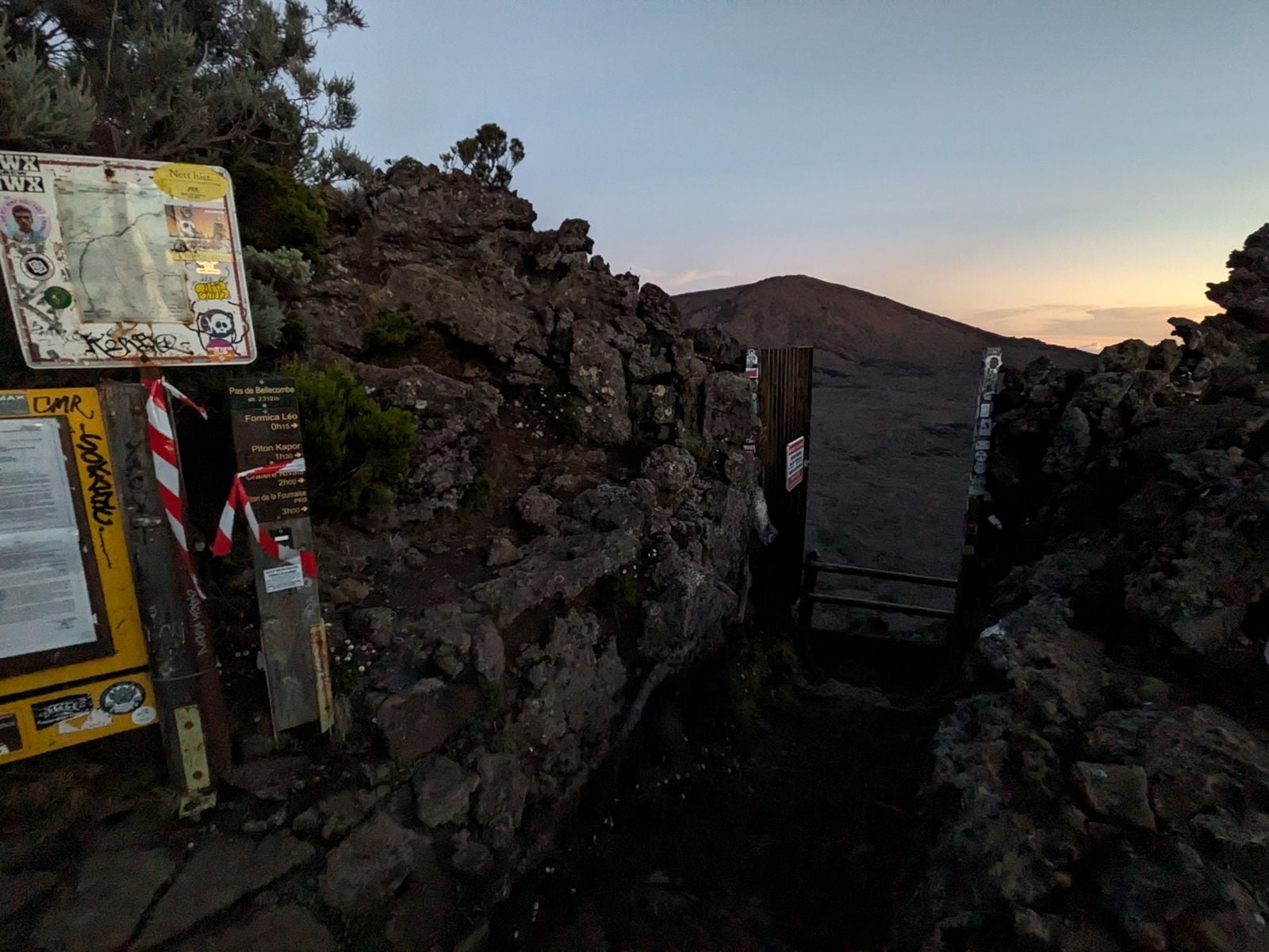 Le portail de l'enclos était encore fermé dimanche 18 janvier, avant la tombée de la nuit, malgré le déclenchement de l'alerte de niveau 1 du plan Orsec. Crédit photo :
Crédit photo : François Martel-Asselin
