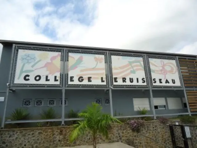 collège Le Ruisseau les parents d'élèves du collège Le Ruisseau réclame la construction d'une nouvelle loge.