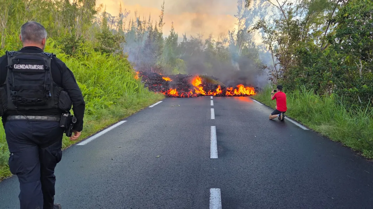 Lave RN2 volcan 2 Lave, route nationale