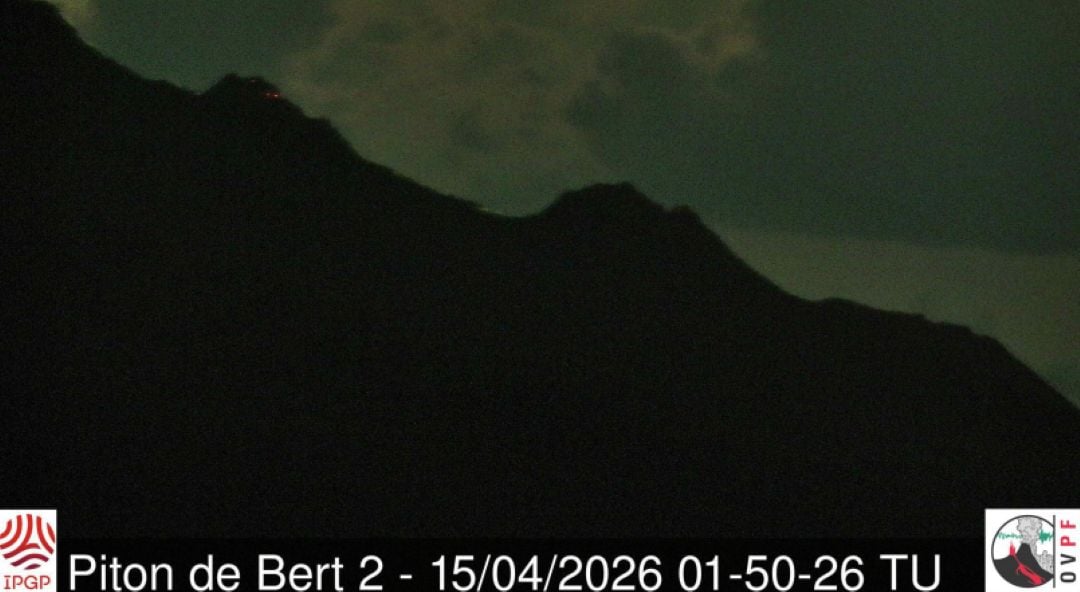 Piton de la Fournaise : un œil rougeoyant au sommet, une activité toujours en cours.