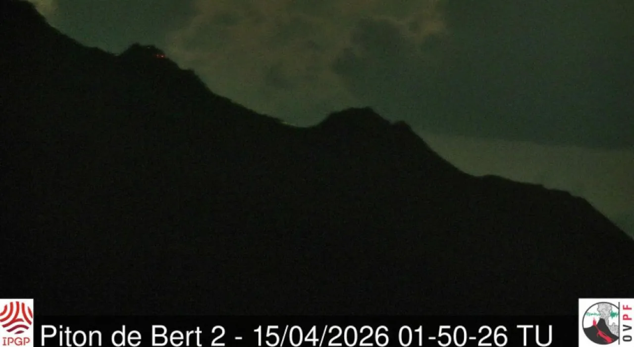 Piton de la Fournaise : un œil rougeoyant au sommet, une activité toujours en cours.