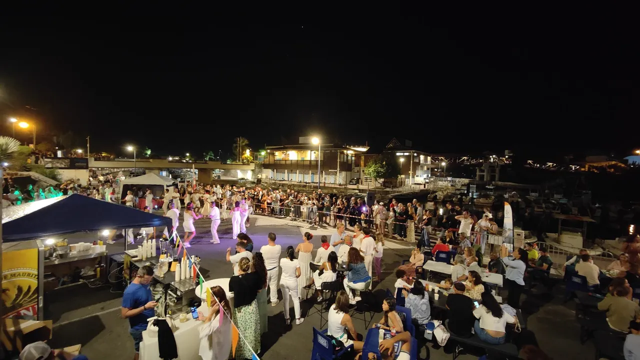 les-soirees-guinguette-font-du-port-de-saint-gilles-un-lieu-de-rencontre-et-de-fete-apprecie-du-public